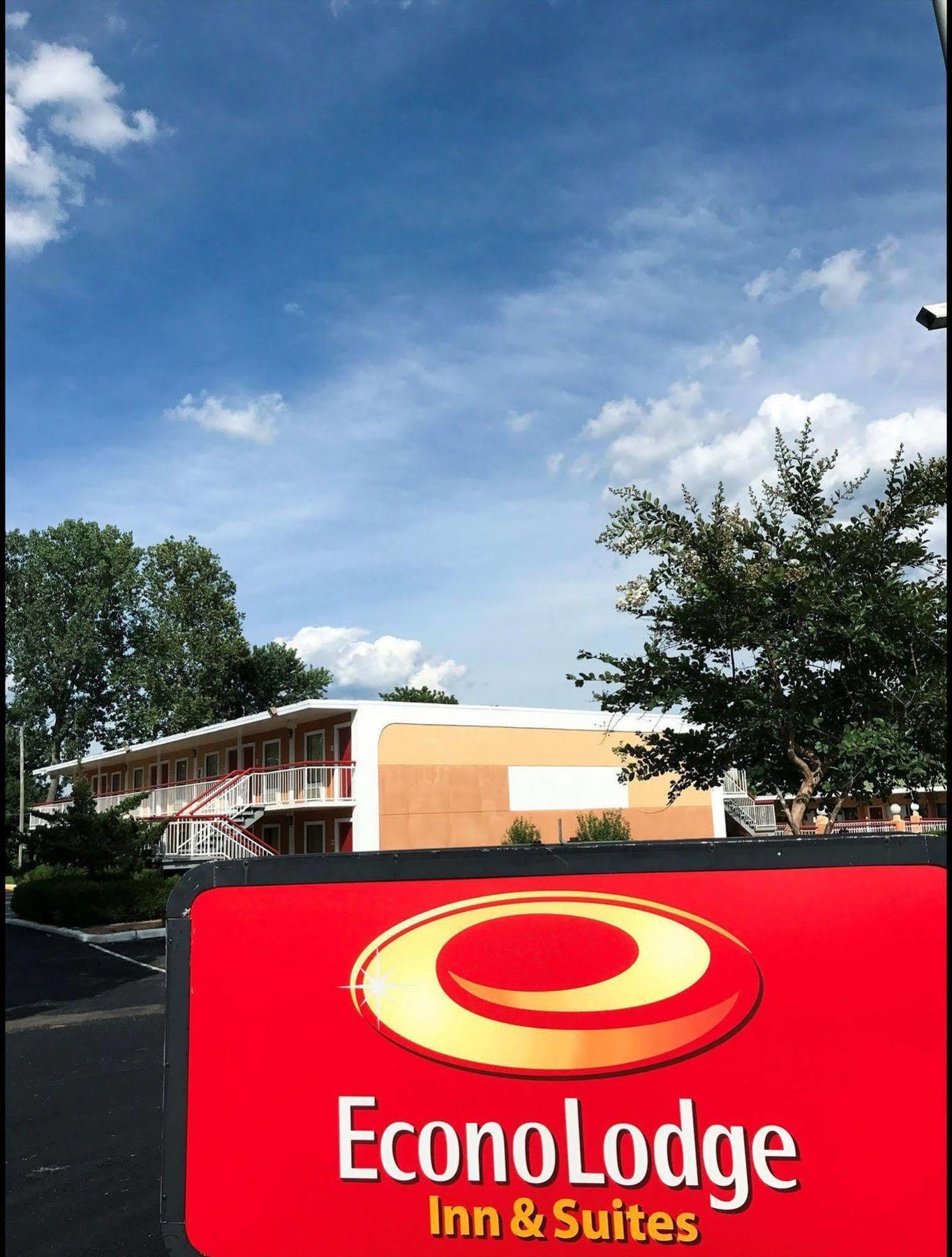 Milan Inn & Suites Exterior photo